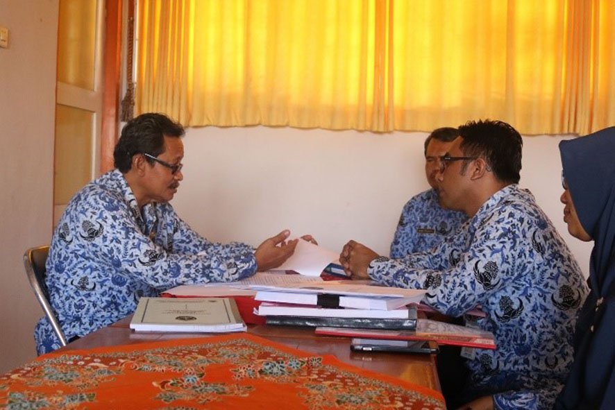 Pengawas SMA Kab. Tegal Lakukan Penilaian Kinerja Kepala Sekolah (PKKS) di SMAN 1 Bojong