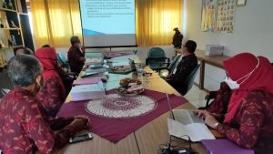 Paparan program sekolah oleh Drs. Sunarna, MM.